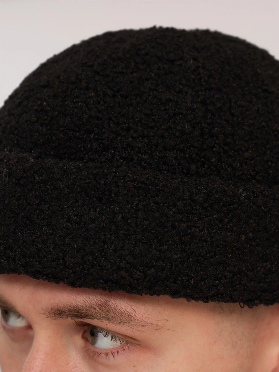 Шапка черного цвета с ооворотом